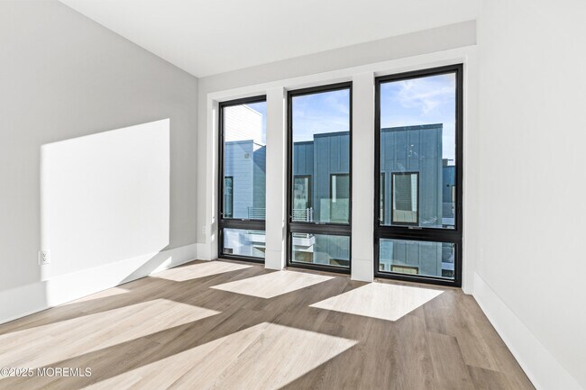 Building Photo - 218 3rd Ave