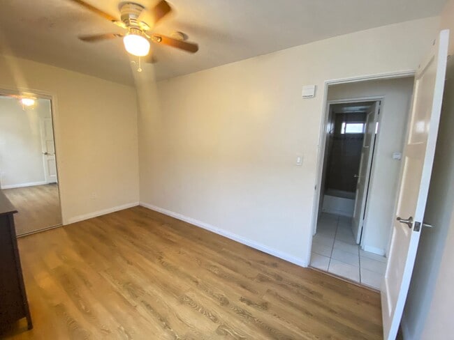 Building Photo - Great Location in Pacific Beach! Private l...