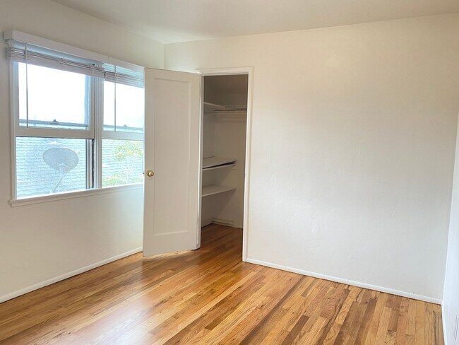 Building Photo - REFRESHED Craftmans Style Upstairs One Bed...