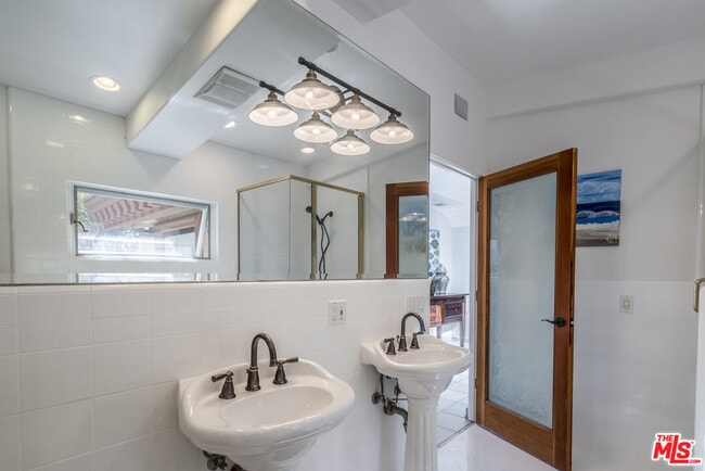 Building Photo - 7036 Grasswood Ave