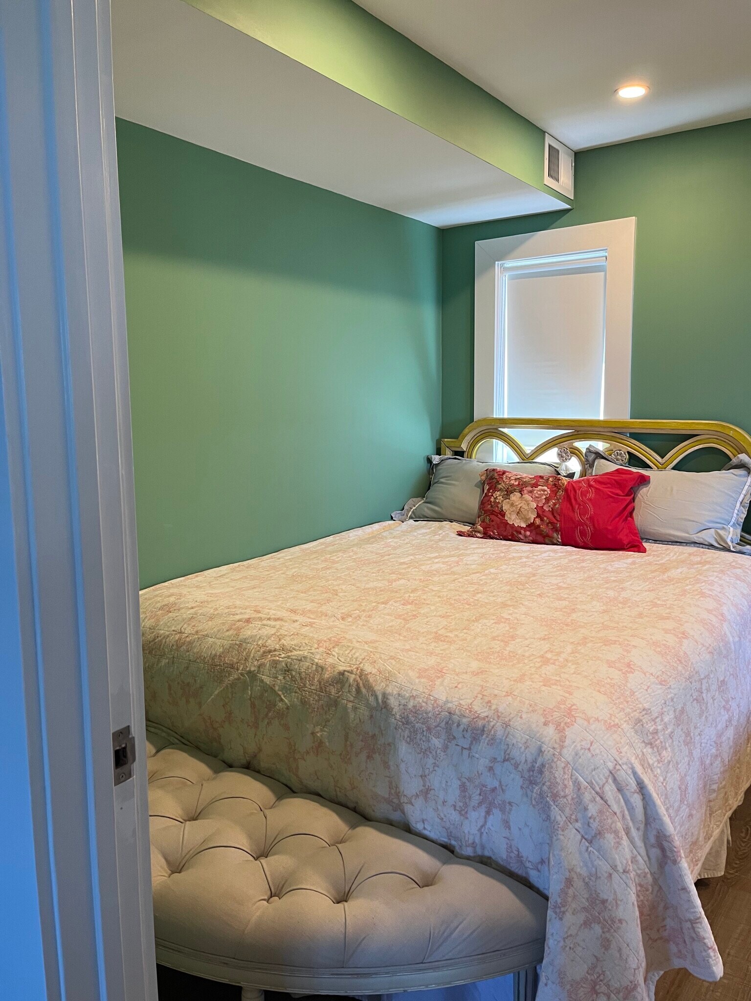 Queen bed - 34 Oak Ridge Rd