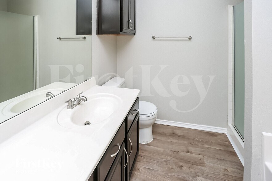 Building Photo - 10141 Chapel Ridge Dr