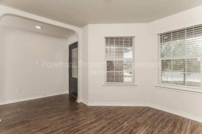 Building Photo - 2935 Thackery Groove