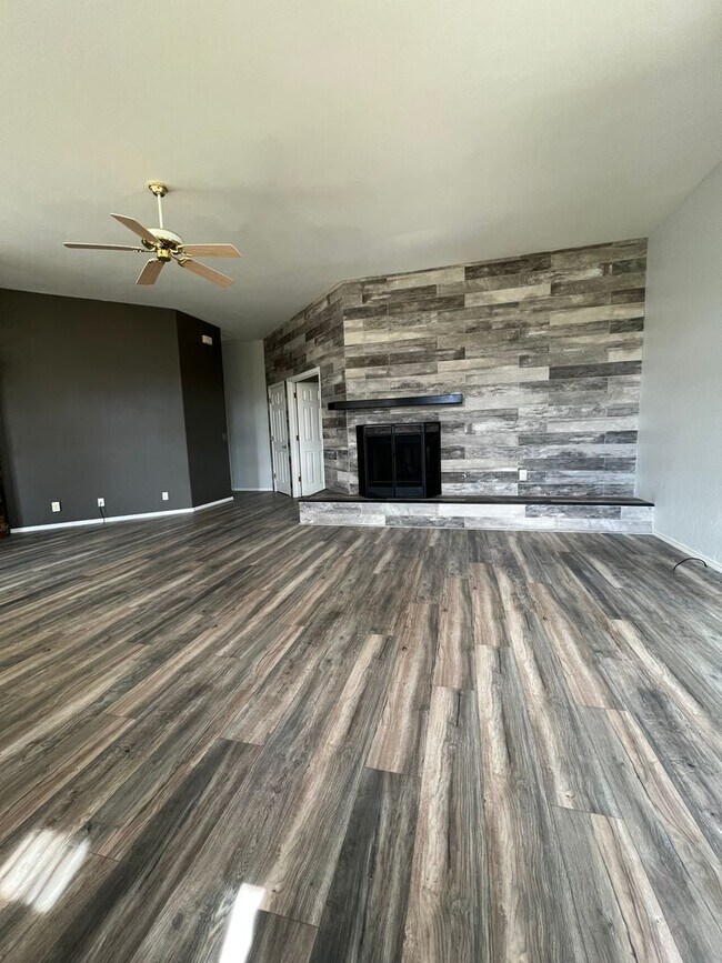 Building Photo - 3 Bedroom 2 Bath Home Overlooking Thumb Butte ~ Forest Trails