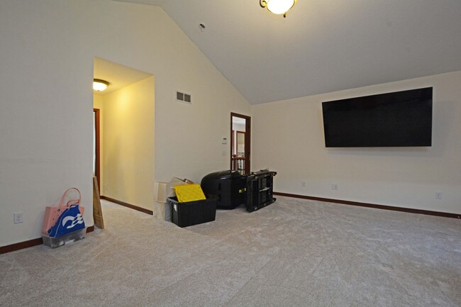 Building Photo - Spacious 5-Bed 4-Bath Home Available in Chaska - Great Location!