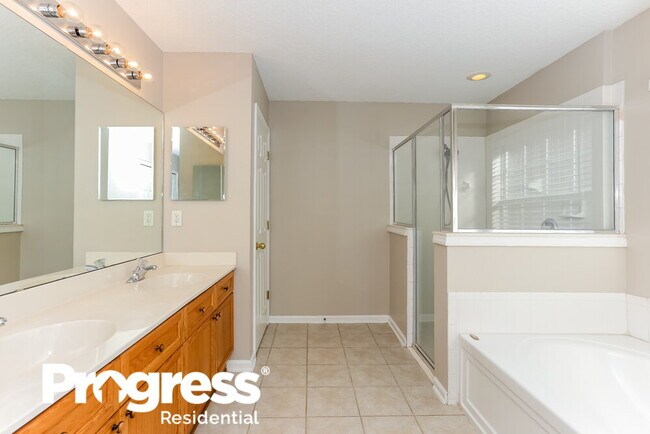 Building Photo - 667 Bonaparte Dr