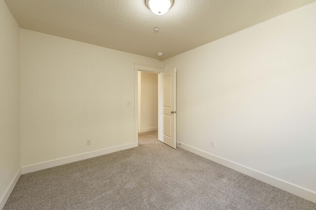 Building Photo - $1000 OFF MOVE IN SPECIAL - 4 Bedroom 2.5 ...