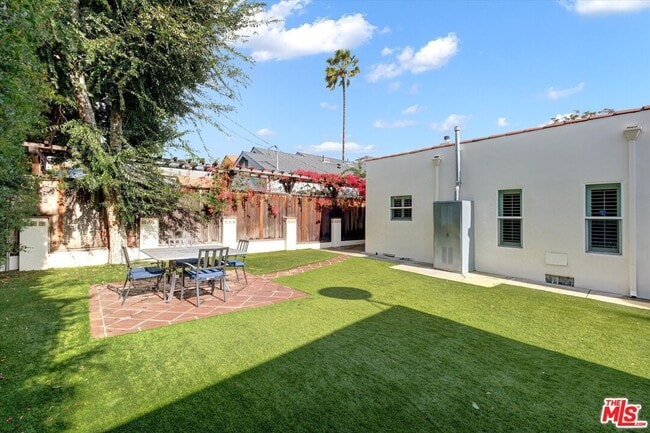 Building Photo - 135 N Gower St