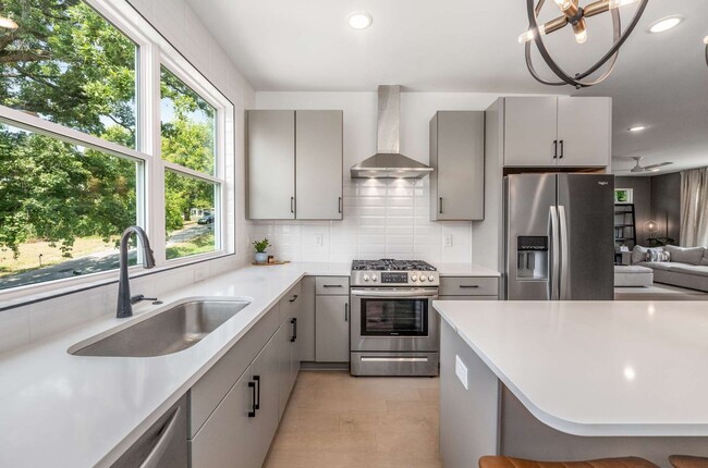 Building Photo - Prestine & Partially Furnished North Nashv...