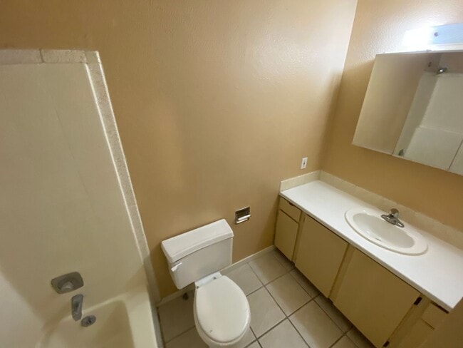 Building Photo - Two Bedroom Town Home on Florida Rd.
