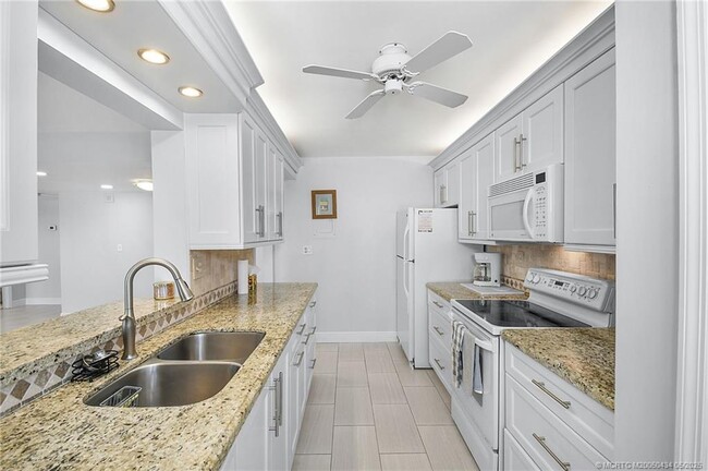 Building Photo - 10044 S Ocean Dr