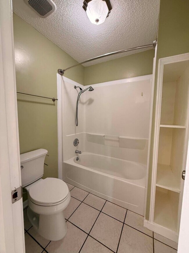 Building Photo - 300 E Kingswood Dr