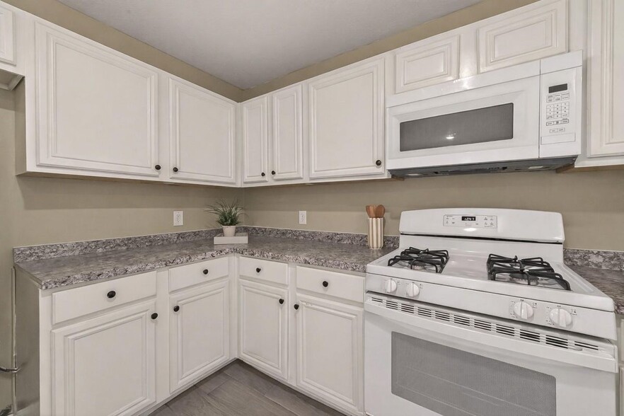 Building Photo - 17250 Cricketbriar Ct