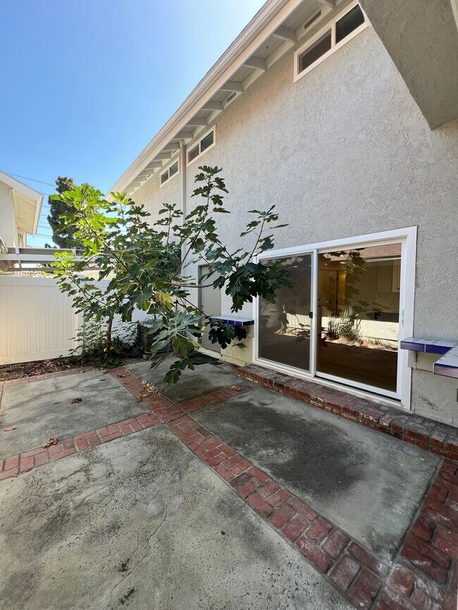 Building Photo - Complete Remodel Dearfield 3 bedroom 2.5 Bath home Ready for Lease