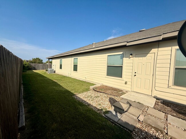 Building Photo - Beautiful 3 bedroom, 2 bathroom home in Ne...