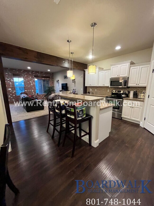 Primary Photo - Spectacular 3 bed 2.5 bath in Highland