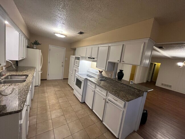 Building Photo - 2132 Sandy Ln