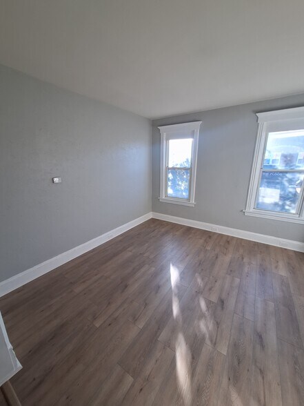 Building Photo - 96 Main St