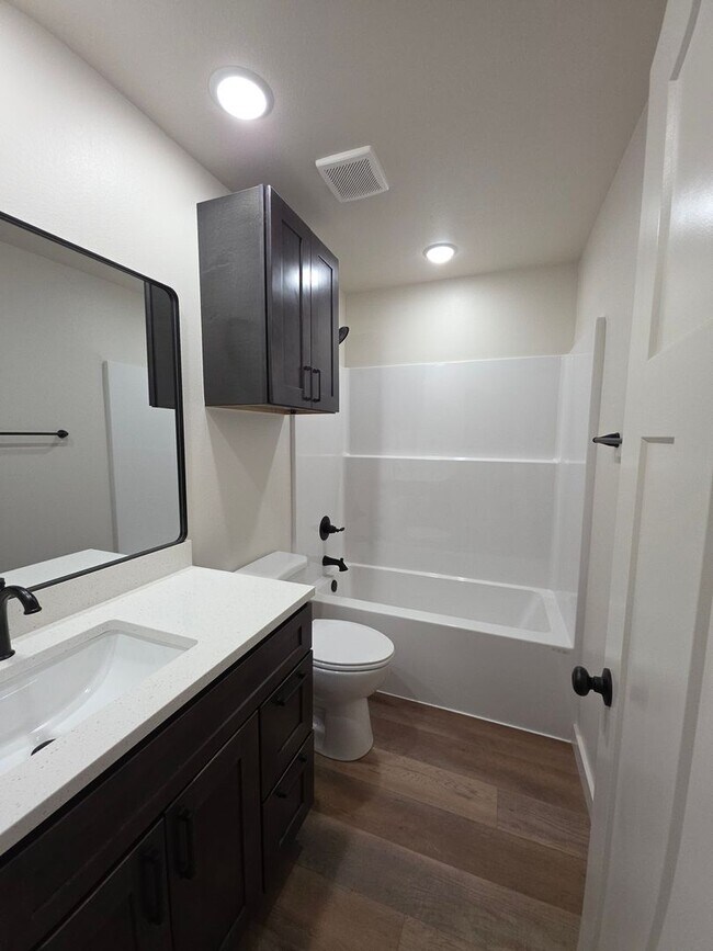 Building Photo - 703 W 12th St