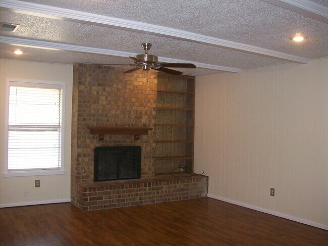 Building Photo - Great updated 4 bedroom 2.5 bath home, 2 c...