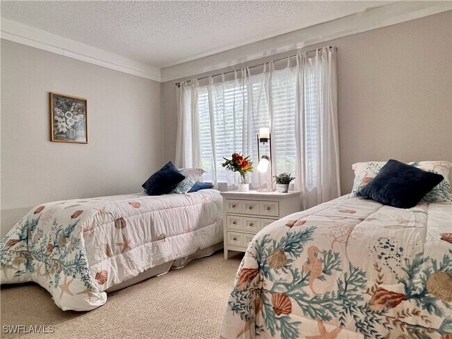 Building Photo - 216 Palm Dr