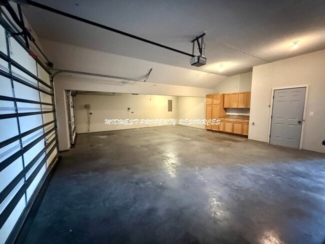 Building Photo - 3 Bedroom Ranch No Steps! | Midwest Property Resources, LLC