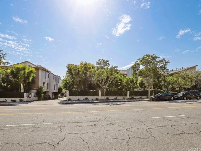 Building Photo - 5323 Coldwater Canyon Ave