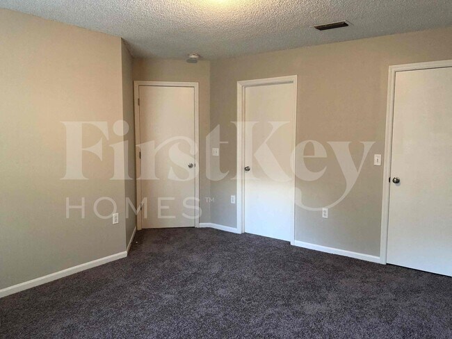 Building Photo - 2137 Featherwood Dr W