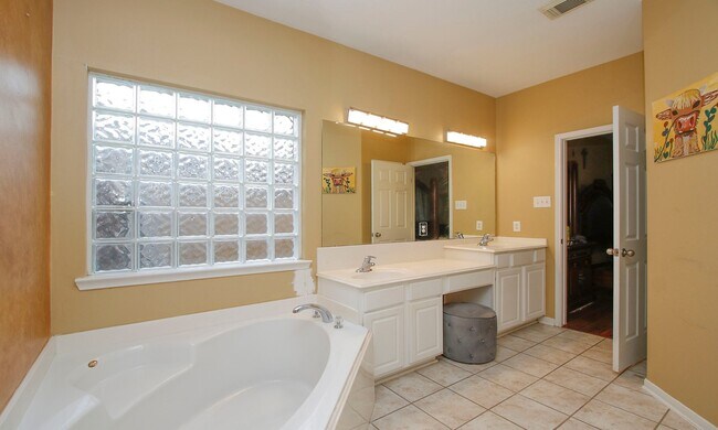 Building Photo - 16706 Mallory Bridge Dr