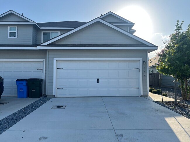 Building Photo - 3bd/2.5ba Townhouse is Seguin