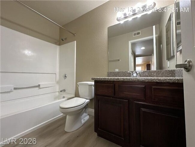 Building Photo - Fantastic NW second-floor unit with a welcoming layout and great natural flow!