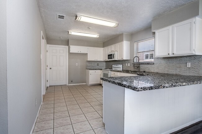 Building Photo - 16210 Cypress Point Dr