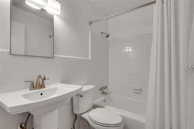 Building Photo - 799 Marstevan Dr NE