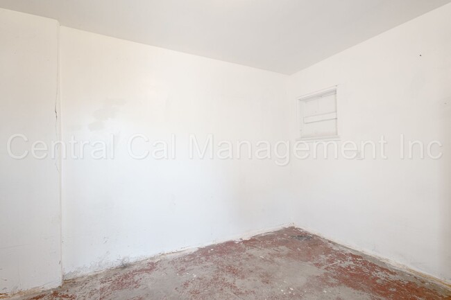 Building Photo - 2 Bedroom/1 Bath Home - $1395 per month!