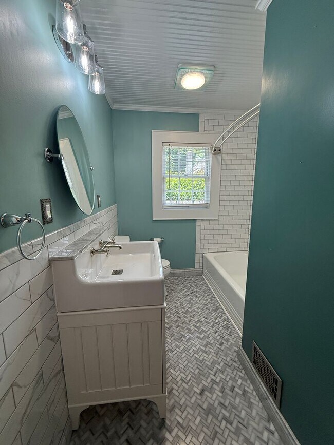 Building Photo - Gorgeous 4 Bed, 3 Bath Haymount Home