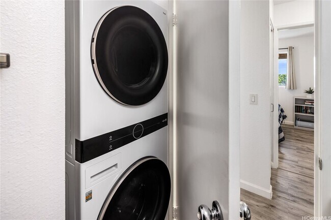 Building Photo - AVAILABLE NOW! 2 bed, 2 bath, 1 parking