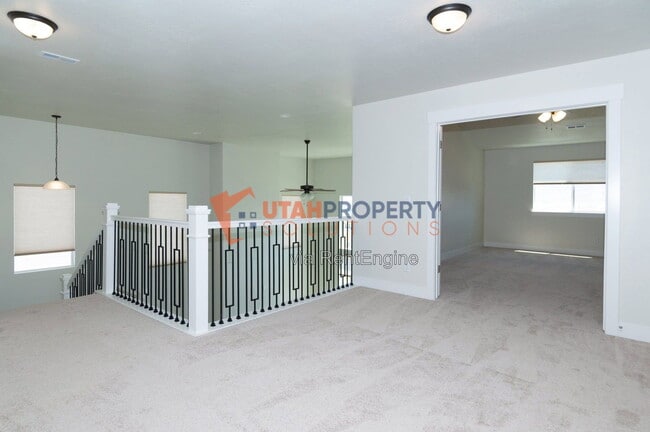 Building Photo - 1353 W Quailhill Rd
