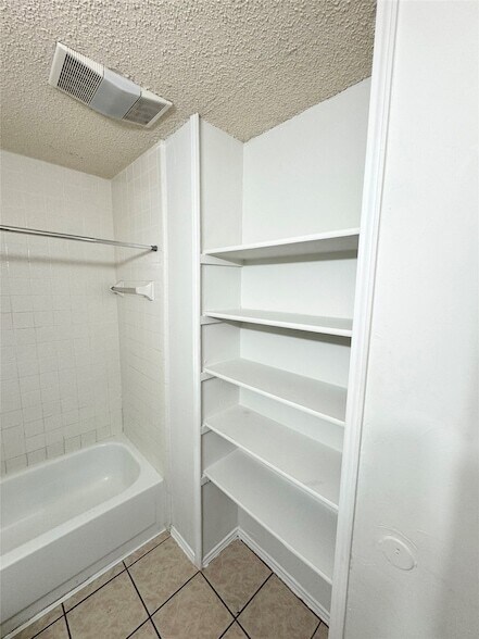 Building Photo - 700 Retriever Ln