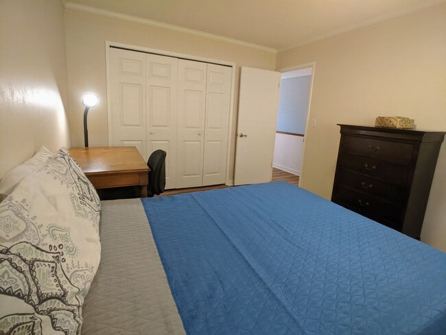 Building Photo - Fully Furnished Waialae Gardens 2 Bed/2 ba...