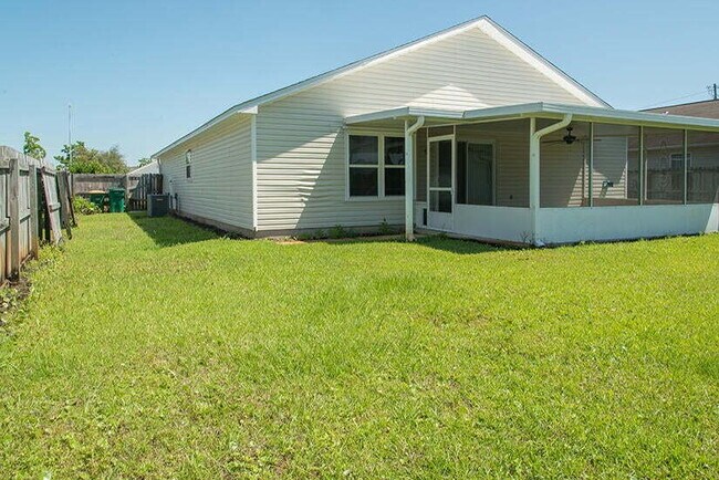 Building Photo - "Coastal Comfort Awaits: Charming 3-Bed, 2...