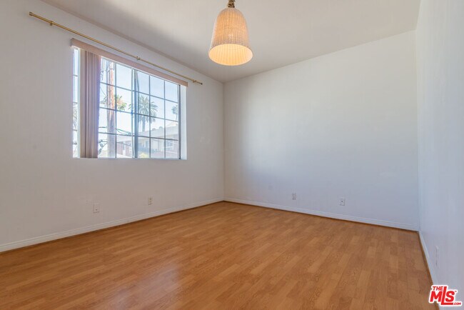 Building Photo - 458 N Oakhurst Dr