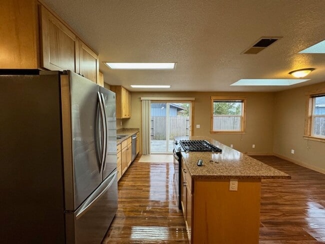 Building Photo - ZELIA! Arcata 3/2, 2 car garage, south facing patio