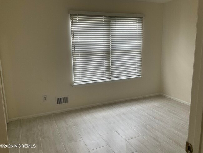 Building Photo - 37 Dogwood Dr