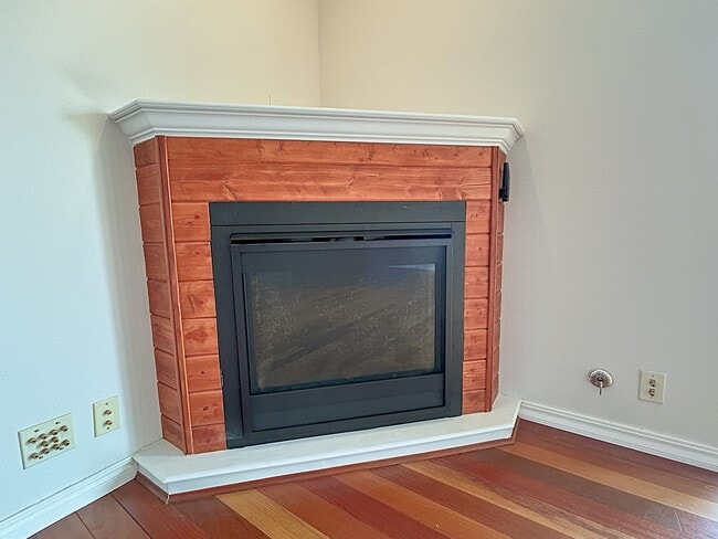 Building Photo - Gorgeous 2-bedroom Townhouse with attached...