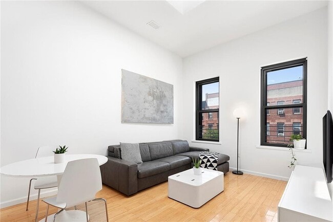 Building Photo - 118 Greenpoint Ave
