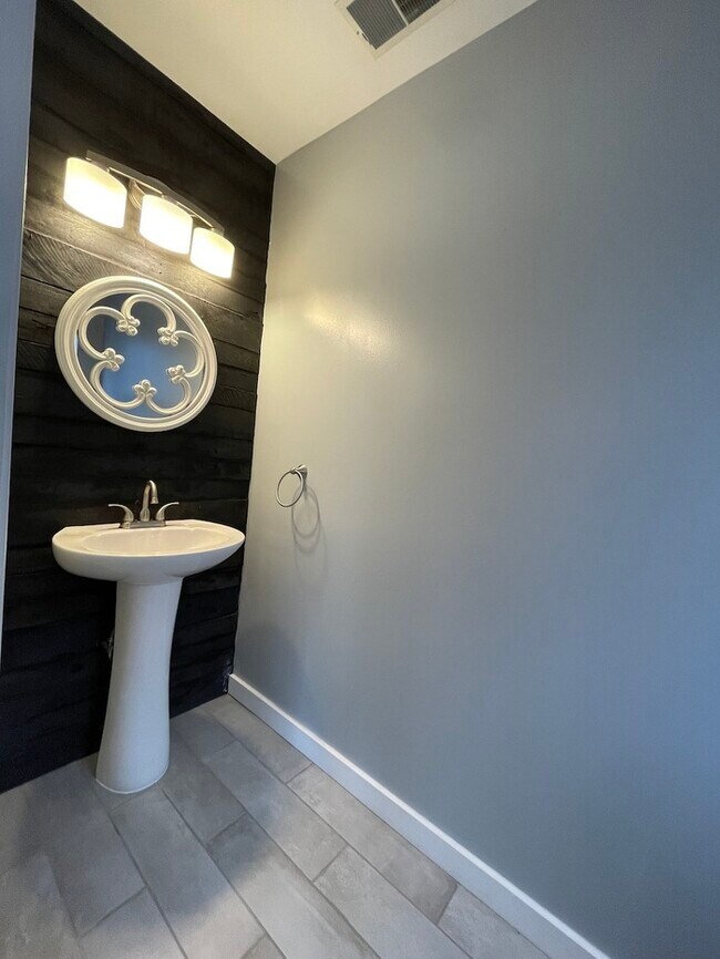 Building Photo - Lake Bella Vista Townhome Rockford