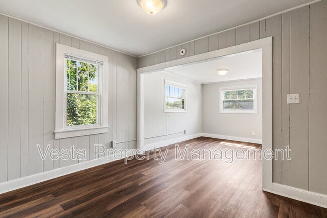 Building Photo - 4 Farrwood Ave