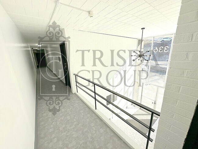 Building Photo - Move In Ready! North Hills School District-2 BR/1BA, Central AC, LVP Floors, Upgraded Kitchen, Ba...