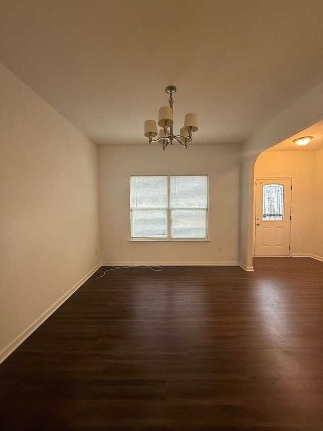 Building Photo - Spacious 4BR Home with Large Fenced Yard & Prime Location