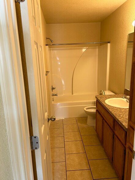 Hall Bathroom - 220 Ryan Cir Apt B